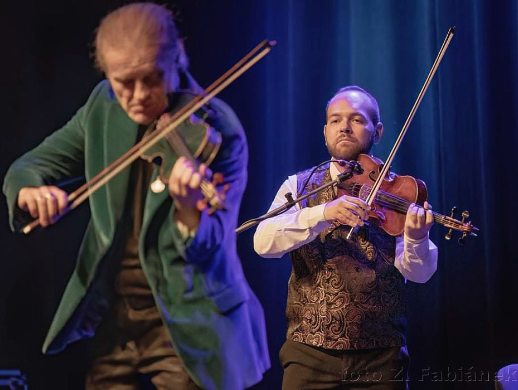 Pavel Šporcl & Vojtech Bélu Botoš playing instruments during perfoming. Author: Z. Fabiánek